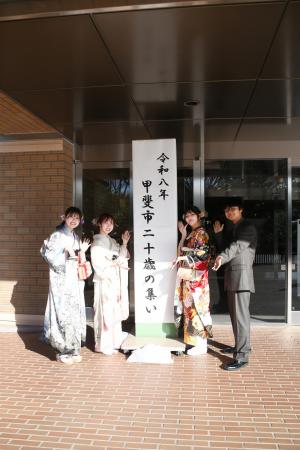 入り口看板前でポーズをとって記念撮影