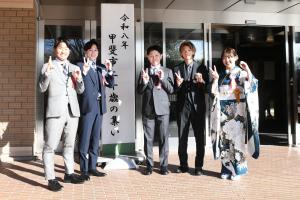 入り口看板前で男５人組が記念撮影