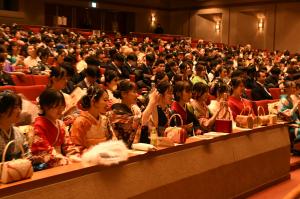 会場は新成人でにぎわっています