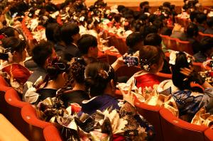 スマホで友達と一緒に自撮り