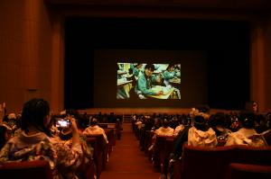 昔の写真がスライドでスクリーンに写されます