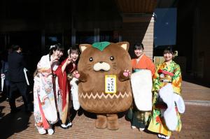 やはたいぬ君と女子４人で記念撮影