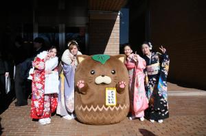 やはたいぬ君と記念撮影、大人気です