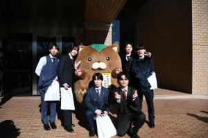 やはたいぬ君と男子６人が記念撮影