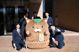 やはたいぬ君と男性５人が記念撮影