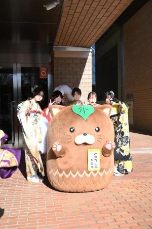 やはたいぬ君と助成５人が記念撮影