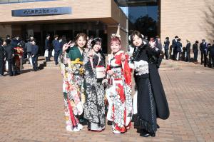晴れ着姿の４人