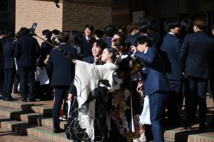 成人同士で記念撮影をしている様子