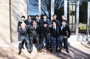 成人男子１１名が記念撮影