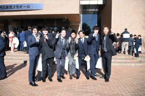 新成人男性７人が記念撮影