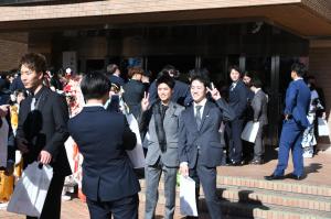 新成人が記念撮影をしている様子