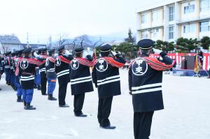 団長に敬礼をしている様子です