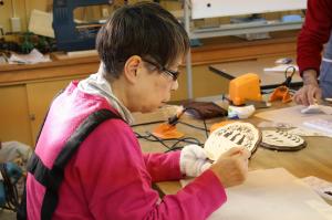 電熱ペンで絵を描いている様子