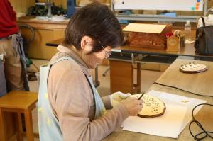 電熱ペンで好きな絵を描く様子