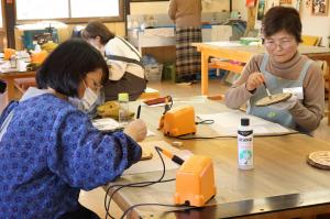 縁部分にウッドステインを塗装していきます