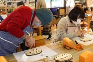 フックを取り付けていきます