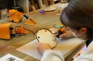 裏面に作成日を電熱ペンで書き入れています