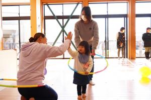 でんしゃごっこしながら先生とハイタッチ