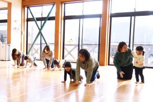 おかあさんと四つん這いになって、ハイハイレース