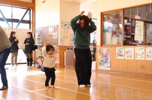 うさぎさんになってつもりでピョンピョン跳ねます