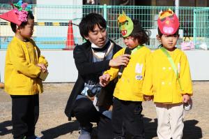 代表園児が鬼の被り物の紹介をしている様子
