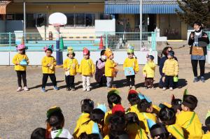 みんなで鬼の被り物を身に付けている様子