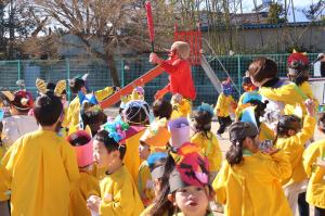 鬼に豆を投げつけている様子