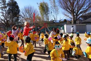 鬼をみんなで退治している伊様子