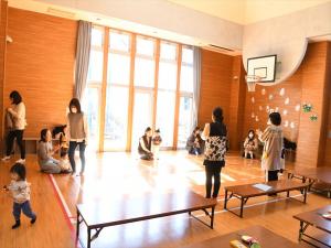 はじまりのうたをみんなで歌う様子