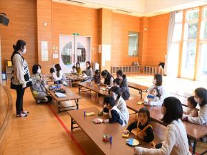 制作の説明を受けている様子