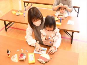 のりに夢中になっている子の様子