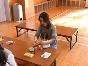 お母さんと一緒に制作している様子