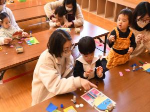 一生懸命に紙を貼り付けている様子