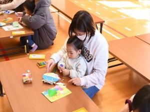 でんでん太鼓に飾り付けをしている様子
