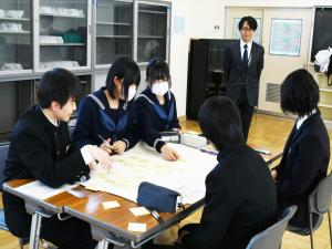 みんなでワークショップ、話し合う様子