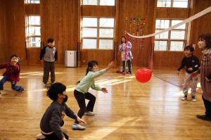地面に風船が付く前に拾わないと