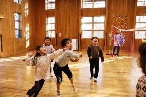 みんなで必死に風船を追いかけます