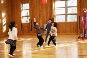 上手に風船を拾うことができた様子です