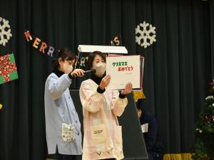 くりすますおめでとうの紙芝居を鑑賞する様子