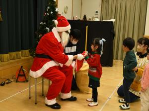 サンタさんから園児一人ひとりにプレゼントを手渡しします