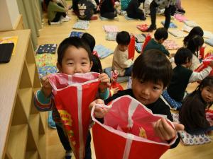 もらったプレゼント袋を広げて見せてくれました