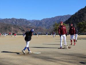 子どもたちにもマンツーマンで打撃指導を行います