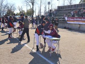 ４選手によるサイン会の様子