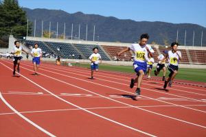 男子100ｍ走の様子