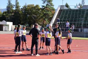 リレー途中の円陣を組んでいる様子