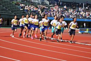 女子800ｍ走の様子