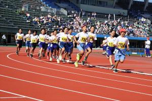 女子800ｍ走の様子