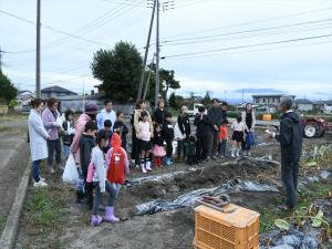 説明を受ける参加者