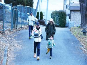 三社神社に向かって坂を駆け下りてきます