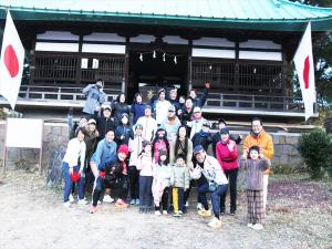 三社神社で記念撮影